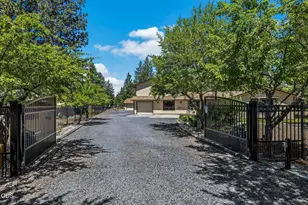 19572 Apache Rd, Bend, OR 97702 - Photo 2