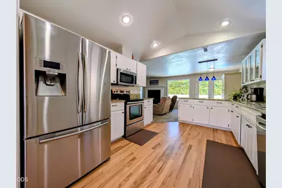 2749 Brookside Drive, Medford, OR 97504 - Photo 2