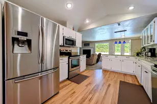 2749 Brookside Dr, Medford, OR 97504 - Photo 2