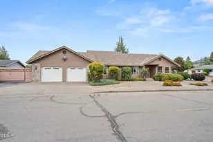 1449 Ben Aire Cir, Grants Pass, OR 97527 - Photo 1