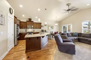 1051 Compton Way, Medford, OR 97501 - Photo 8