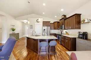 1051 Compton Way, Medford, OR 97501 - Photo 4