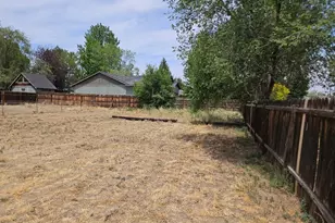 2411 SW Umatilla Ave, Redmond, OR 97756 - Photo 4