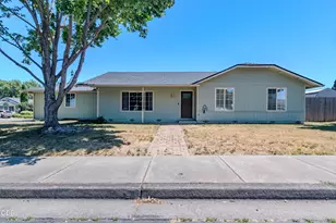 1104 Coachman Dr, Central Point, OR 97502 - Photo 4