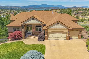 1354 Ridgecrest Dr, Klamath Falls, OR 97601 - Photo 2