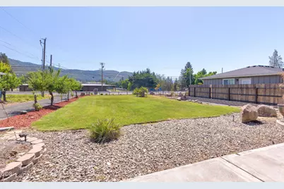 1660 NW Highland Avenue, Grants Pass, OR 97526 - Photo 44