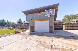 1660 NW Highland Ave, Grants Pass, OR 97526 - Photo 40