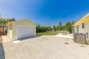 2040 Hamilton Ln SW, Grants Pass, OR 97527 - Photo 8