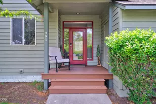 993 Golden Pheasant Dr, Redmond, OR 97756 - Photo 2