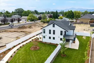 610 Pheasant Creek Dr, Central Point, OR 97502 - Photo 34