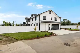 610 Pheasant Creek Dr, Central Point, OR 97502 - Photo 32