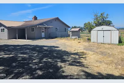 6013 Foothill Road, Central Point, OR 97502 - Photo 2