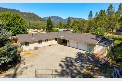 2072 E Evans Creek Road, Rogue River, OR 97537 - Photo 2