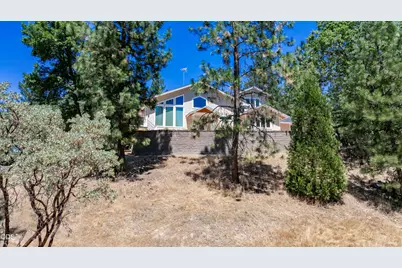 712 Colleen Court, Grants Pass, OR 97527 - Photo 2