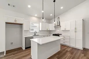 467 Arnos St, Talent, OR 97540 - Photo 4