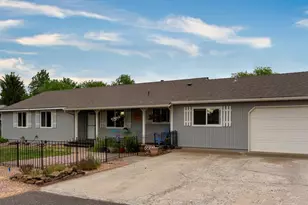 2284 Northwest 13th St, Redmond, OR 97756 - Photo 2