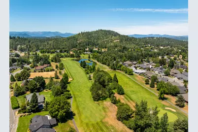 155 Kingsgate Way, Grants Pass, OR 97527 - Photo 2