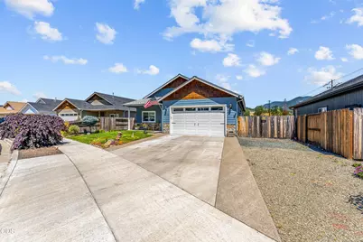 2130 SE Kayleigh Way, Grants Pass, OR 97526 - Photo 4
