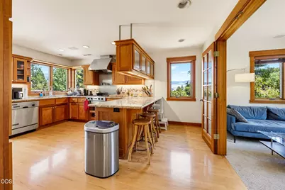 425 Merrill Circle, Ashland, OR 97520 - Photo 8