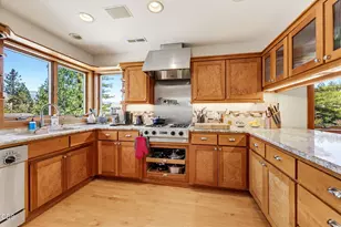 425 Merrill Cir, Ashland, OR 97520 - Photo 10