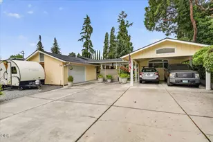 70 Fair Oaks Dr, Medford, OR 97504 - Photo 2