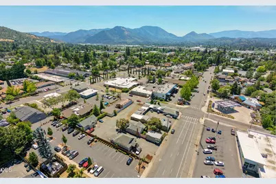 1215 NE 6th Street, Grants Pass, OR 97526 - Photo 32