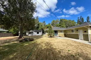 1024 NW Hawthorne Ave, Grants Pass, OR 97526 - Photo 4