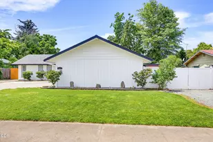 1451 Bluebonnet Ave, Medford, OR 97504 - Photo 6