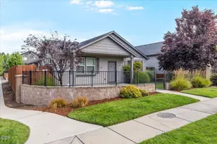 1403 Spring St, Medford, OR 97504 - Photo 2