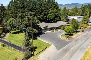 686 Towne St, Grants Pass, OR 97527 - Photo 2