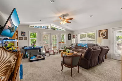 686 Towne Street, Grants Pass, OR 97527 - Photo 12