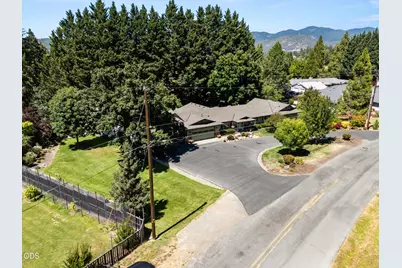 686 Towne Street, Grants Pass, OR 97527 - Photo 2