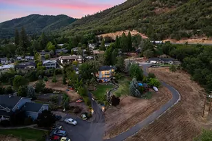 921 NE Beacon Dr, Grants Pass, OR 97526 - Photo 6