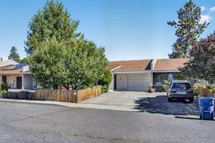 844 SE Stratford Ct, Bend, OR 97702 - Photo 6