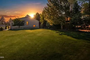 1050 NE Butler Market Rd, Bend, OR 97701 - Photo 2