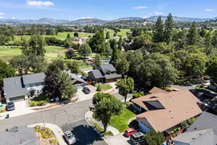 677 Cedarwood Dr, Eagle Point, OR 97524 - Photo 2