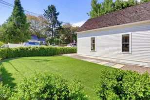 135 S 3rd St, Jacksonville, OR 97530 - Photo 2