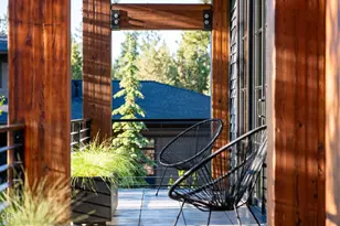 19077 Mount McLoughlin Ln, Bend, OR 97703 - Photo 12