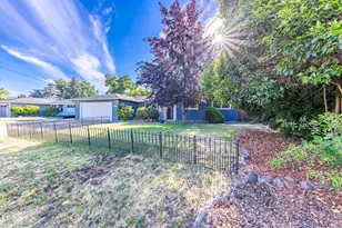 832 La Loma Dr, Medford, OR 97504 - Photo 8
