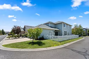 1142 N Haskell St, Central Point, OR 97502 - Photo 2