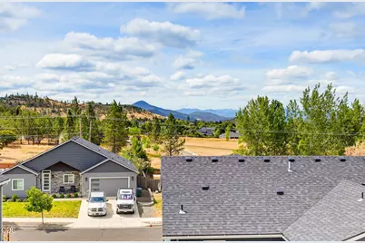 1031 Ruby Meadows Drive, Eagle Point, OR 97524 - Photo 6