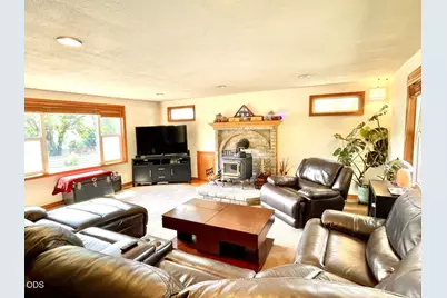 6085 Adams Road, Talent, OR 97540 - Photo 4