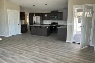 333 Mountain View Dr, Talent, OR 97540 - Photo 4