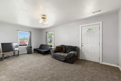 4038 Sturdivant Avenue, Klamath Falls, OR 97603 - Photo 4