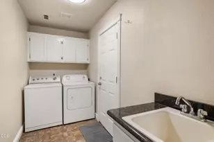 416 Leandra Ln, Eagle Point, OR 97524 - Photo 24