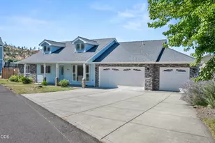 416 Leandra Ln, Eagle Point, OR 97524 - Photo 2
