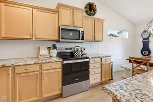 630 Woodlark Dr, Medford, OR 97501 - Photo 8
