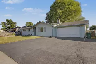 4414 Meadows Dr, Klamath Falls, OR 97603 - Photo 2