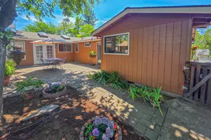 3015 Lone Pine Rd, Medford, OR 97504 - Photo 4