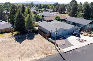 2466 SW 26th St, Redmond, OR 97756 - Photo 4